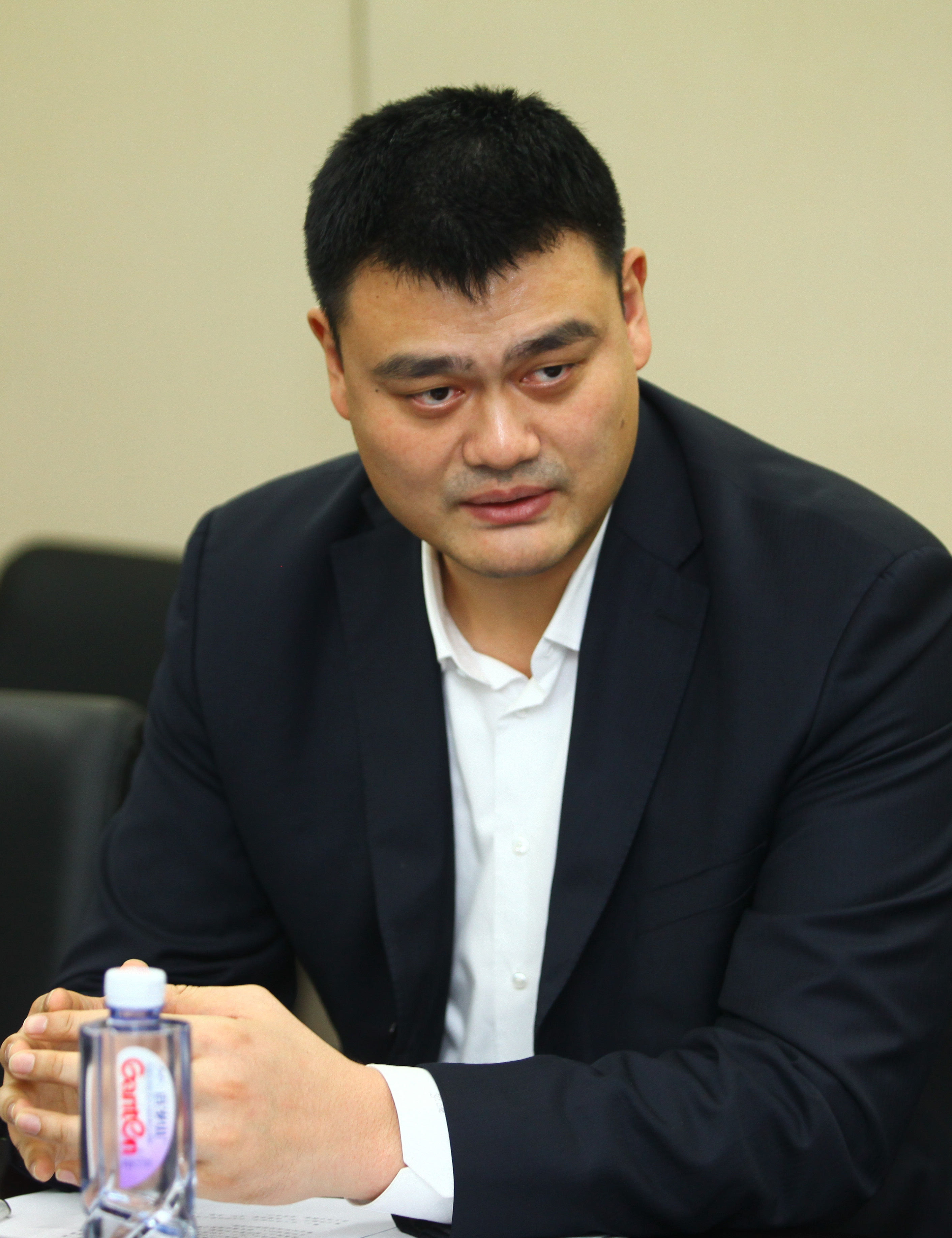 面对众多亚